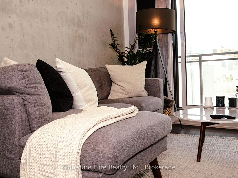 318 King St E #521 — Photo 1