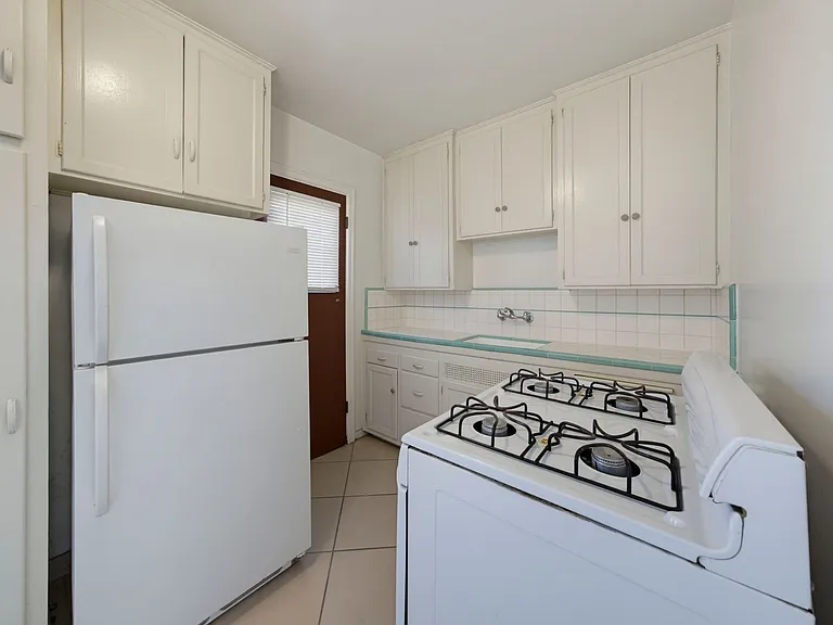 86 Bennett Ave — Photo 13