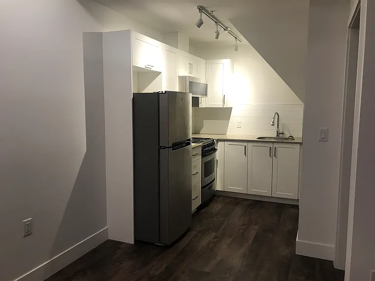 1539 Comox St #33 — Photo 15