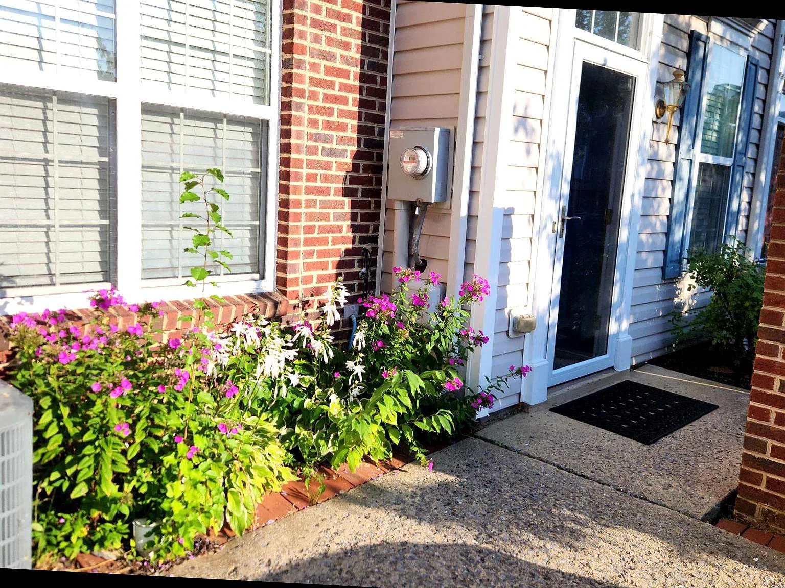 3 bed, 2.5 bath, 1722 sqft, $2,600 — Photo 1