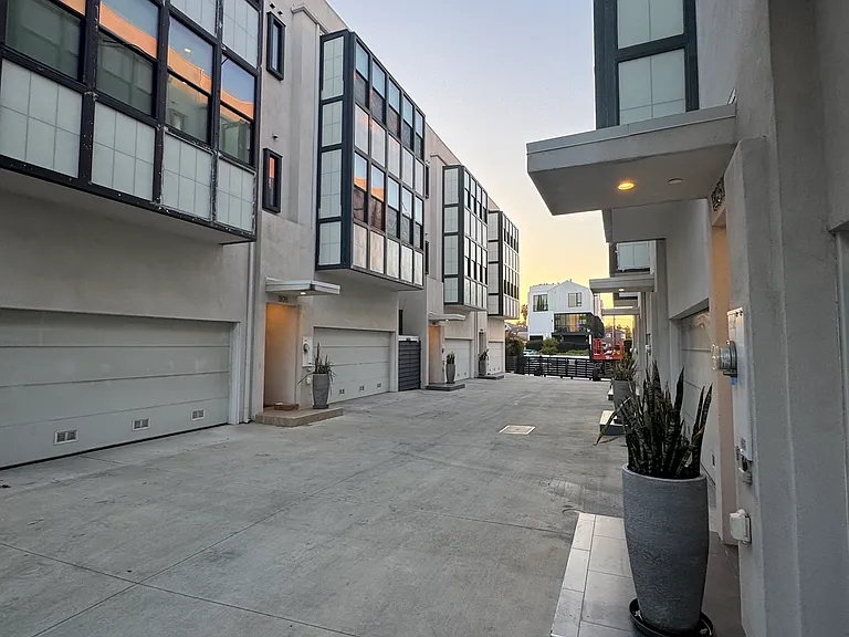 1825 1/2 Alsace Ave — Photo 36