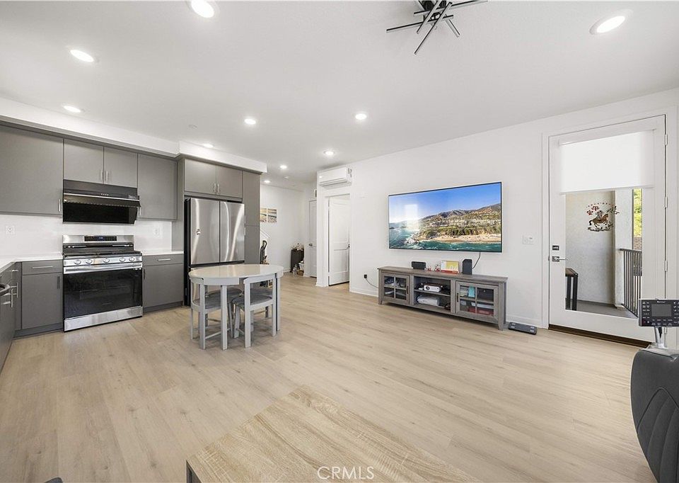 1st image of 226 Niebla Ln