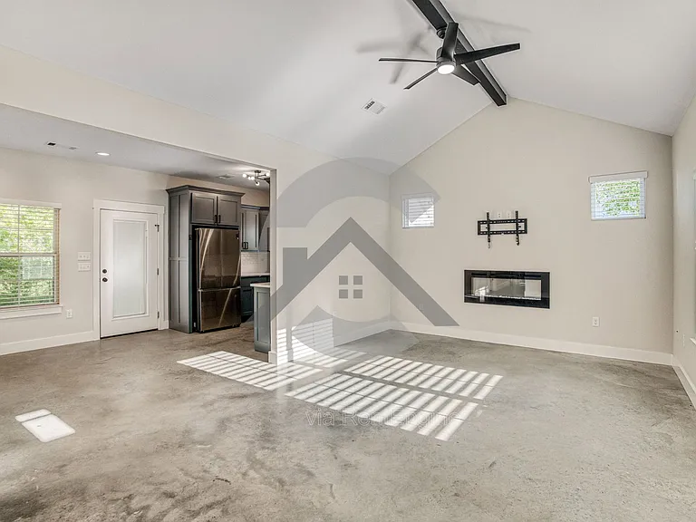 516 Ash St — Photo 3