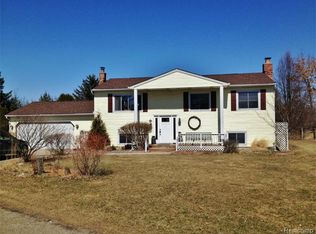 2847 Sue Dr, Howell, MI 48855