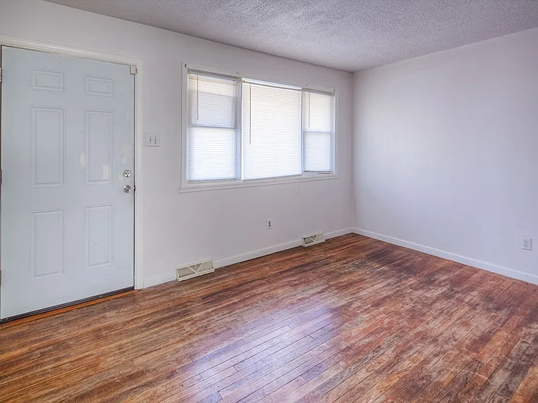 203 Sycamore Rd — Photo 2