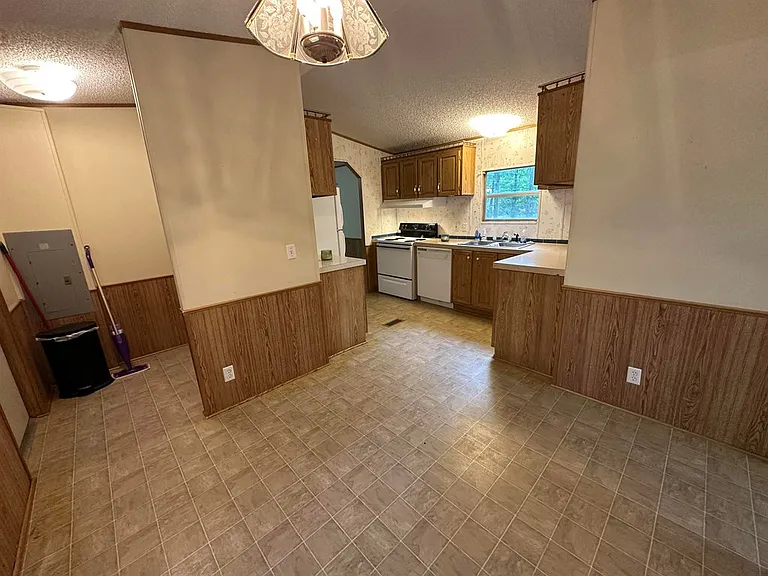 847 Twin Towers Rd — Photo 4