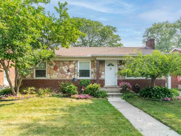 21305 Prestwick Ave, Harper Woods, MI 48225