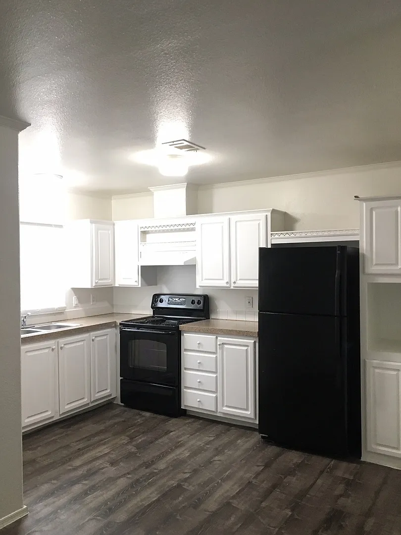 4 bed, 2 bath house - available 7/10/2023 — Photo 3