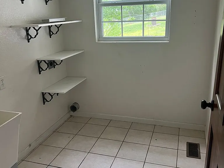 20266 Hyatt Ln — Photo 5