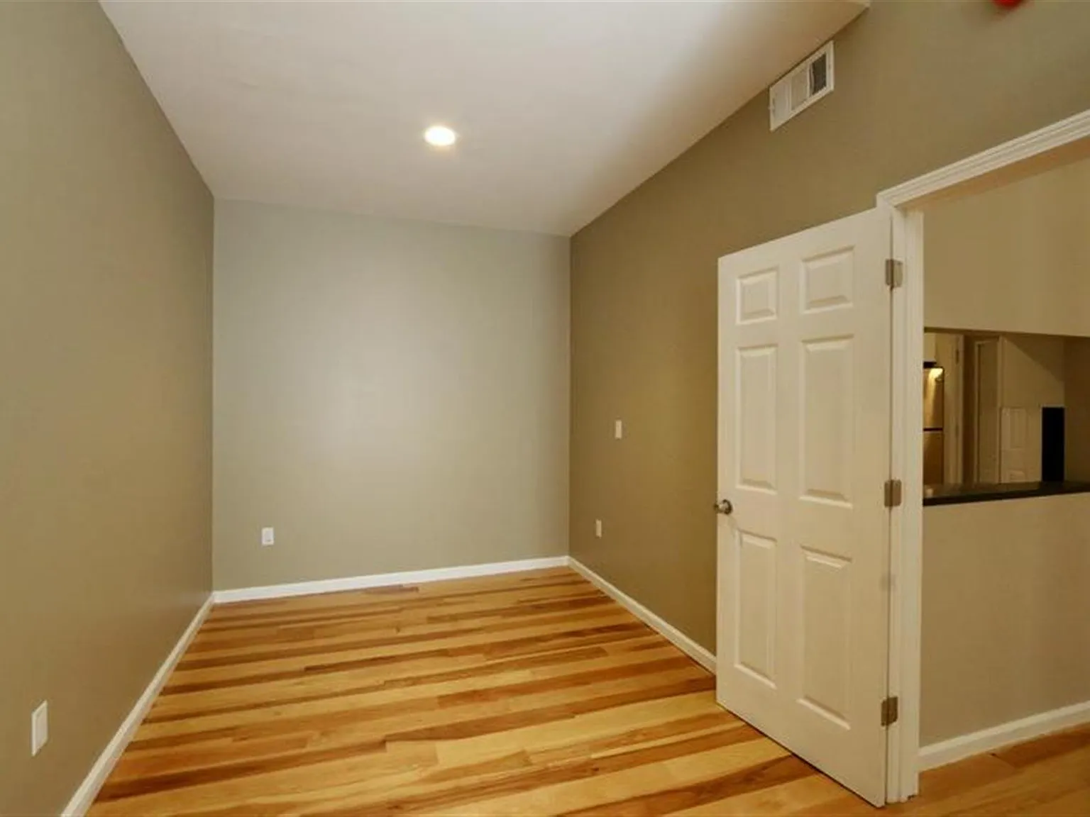 2 bed, 800 sqft, $3,800 — Photo 4