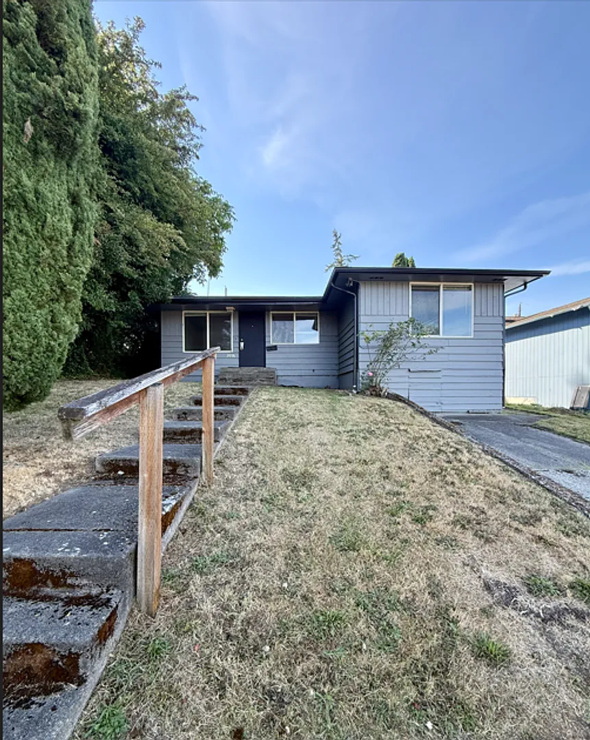 East Tacoma Home with 4 Bedrooms — Photo 1