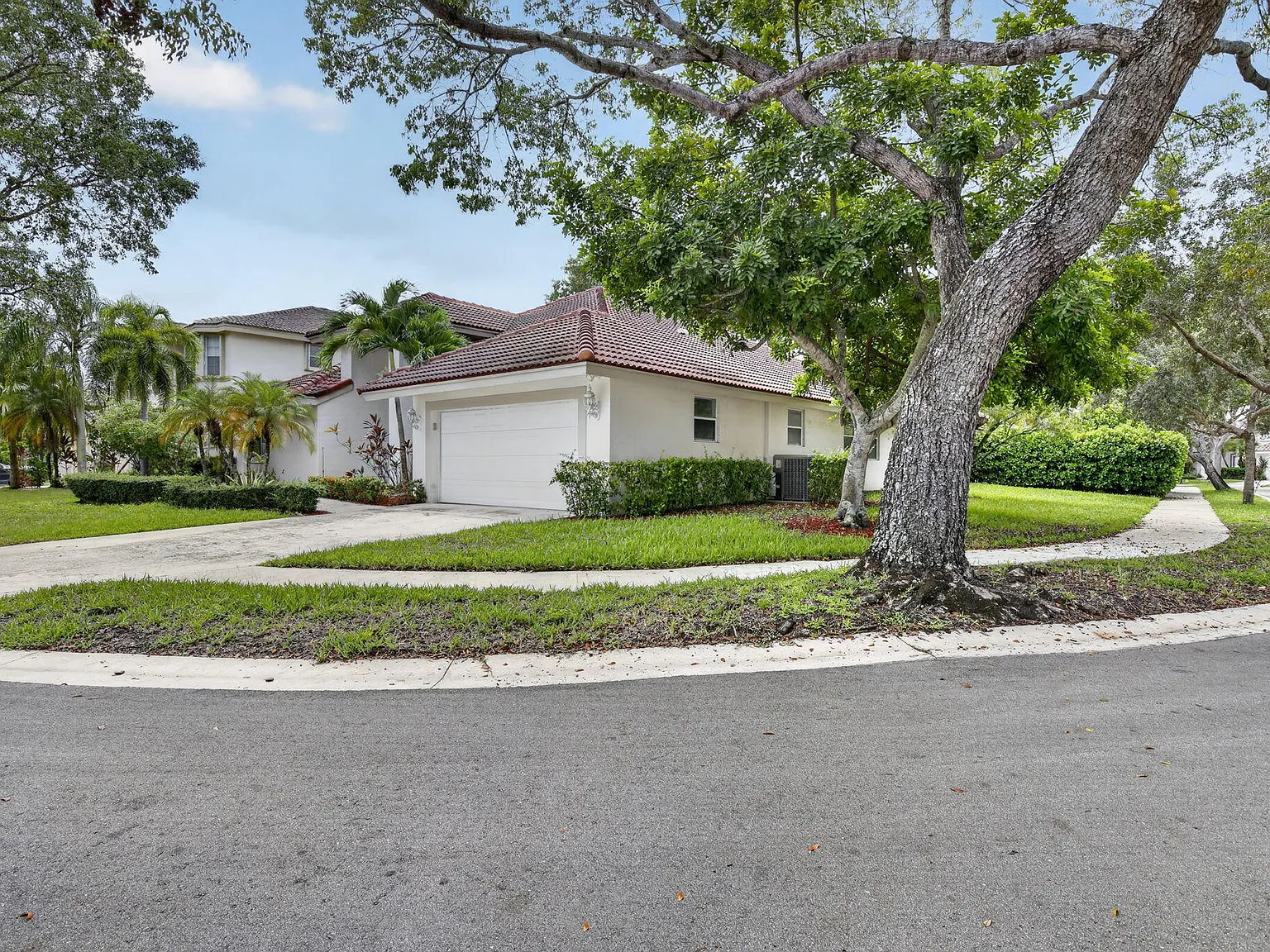 4 bed, 2.5 bath, 2612 sqft, $5,000 — Photo 2