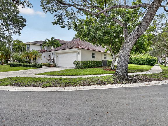 2nd image of 924 Spoonbill Cir