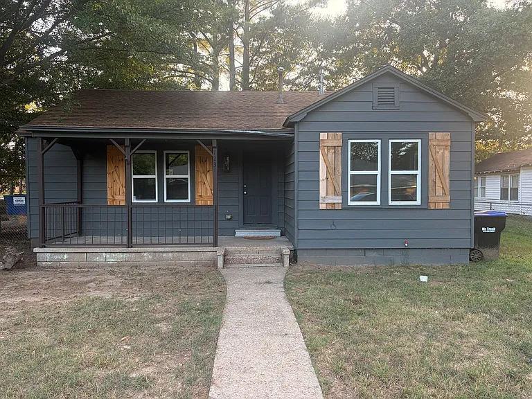 723 Hall St — Photo 1
