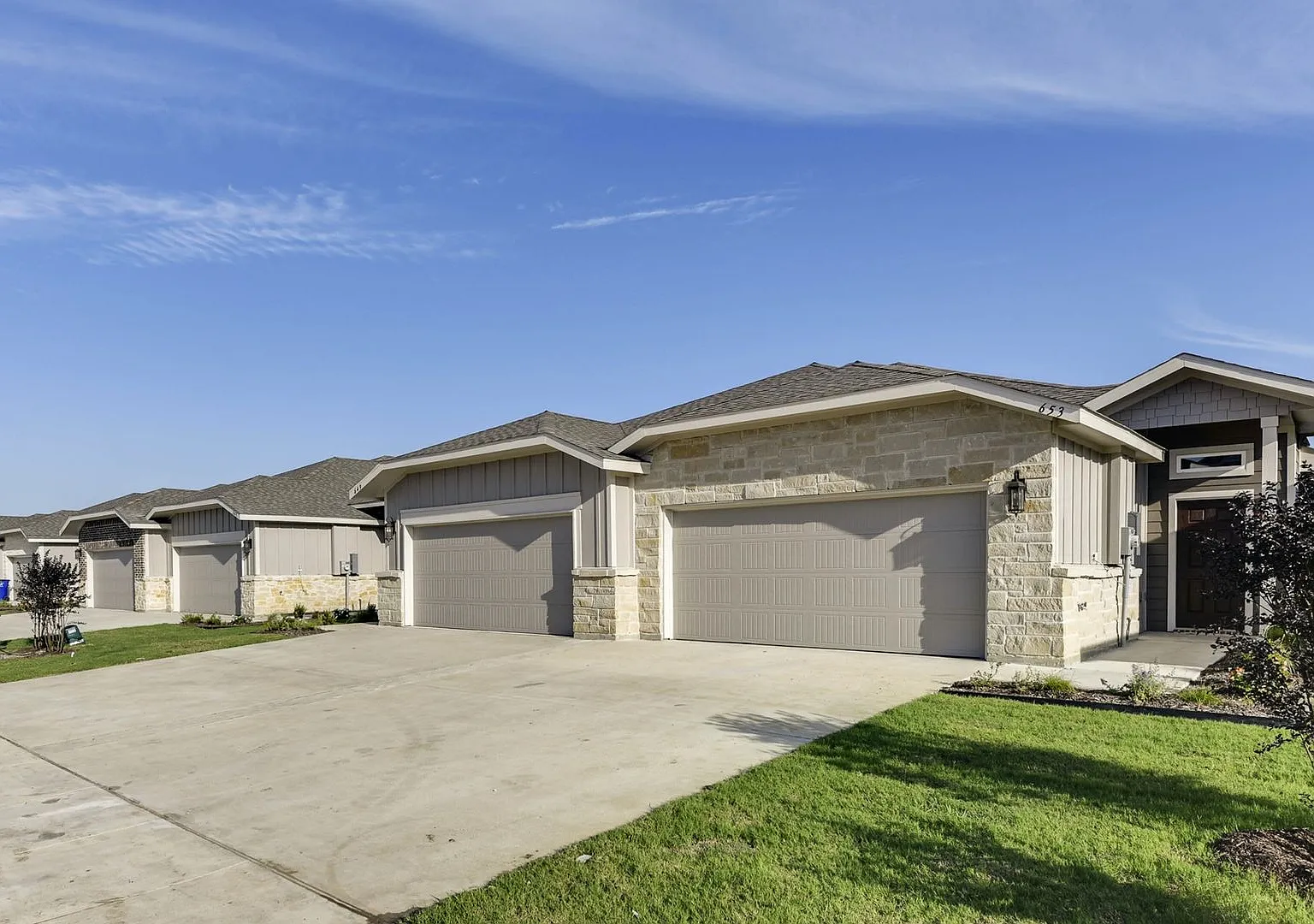 Gorgeous 3 Bedroom Duplex Located In Midlothian Isd! — Photo 1