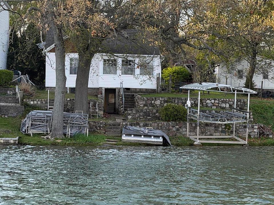 1st image of 168 W Crooked Lake Dr