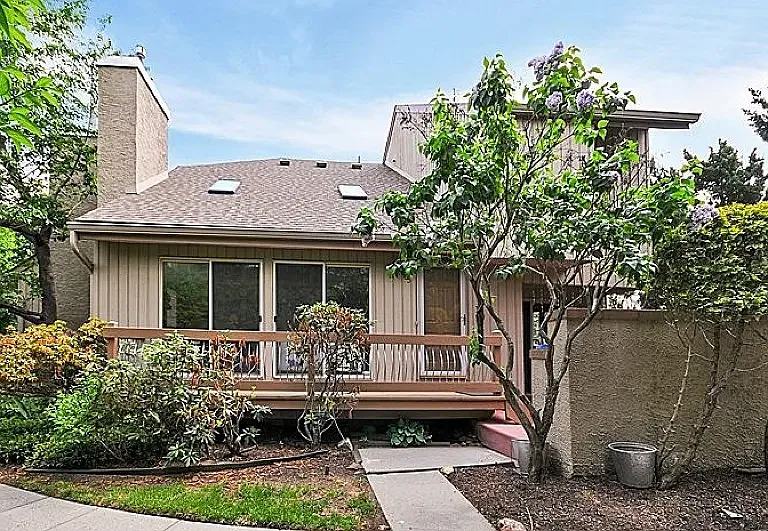 105 Kelly Dr — Photo 1