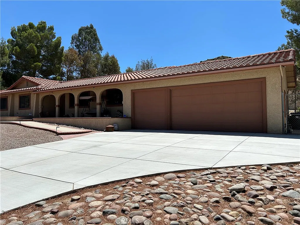 4 bed, 2190 sqft, $4,500 — Photo 2