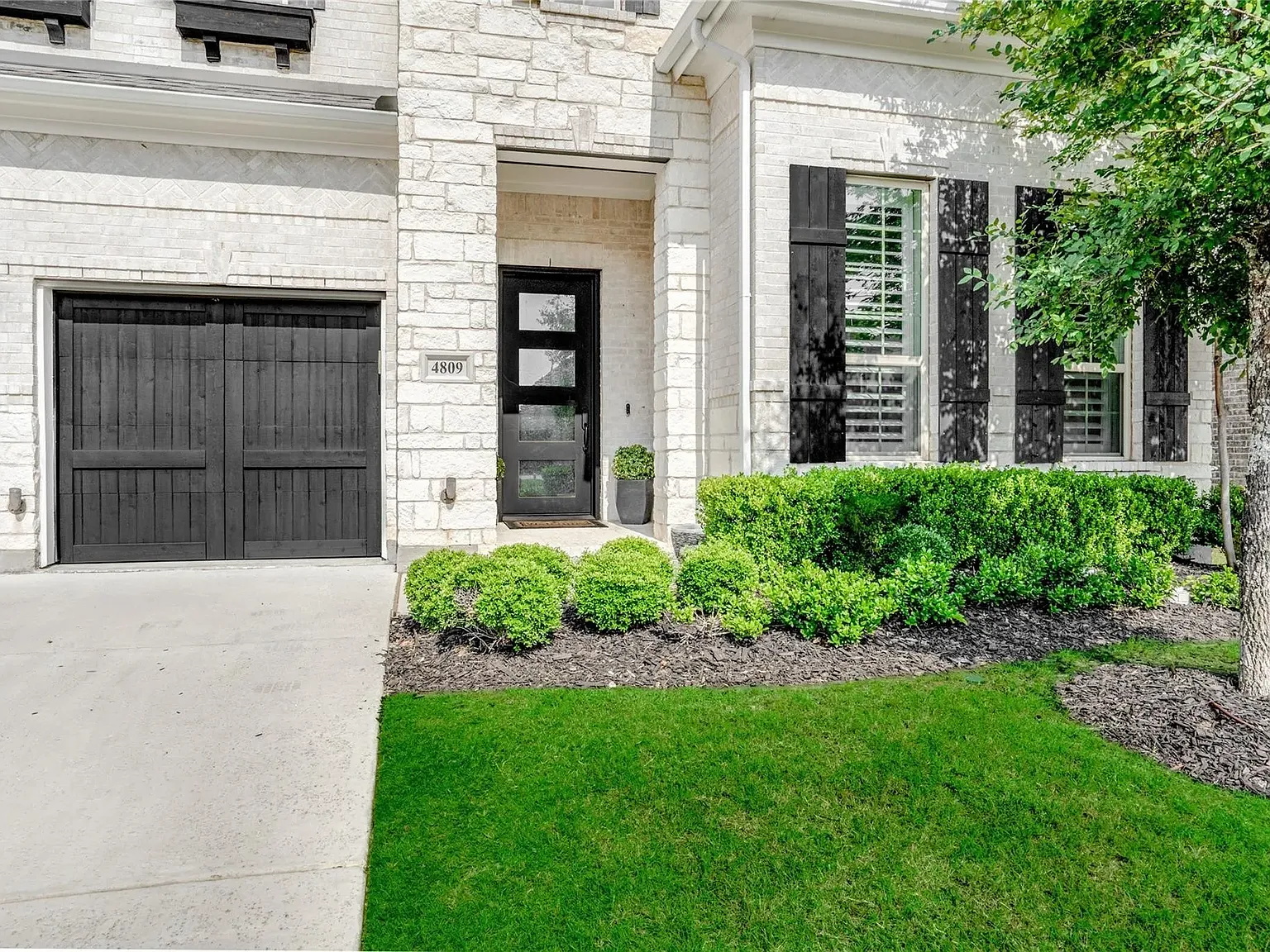 4 bed, 4.5 bath, 3385 sqft, $5,300 — Photo 2