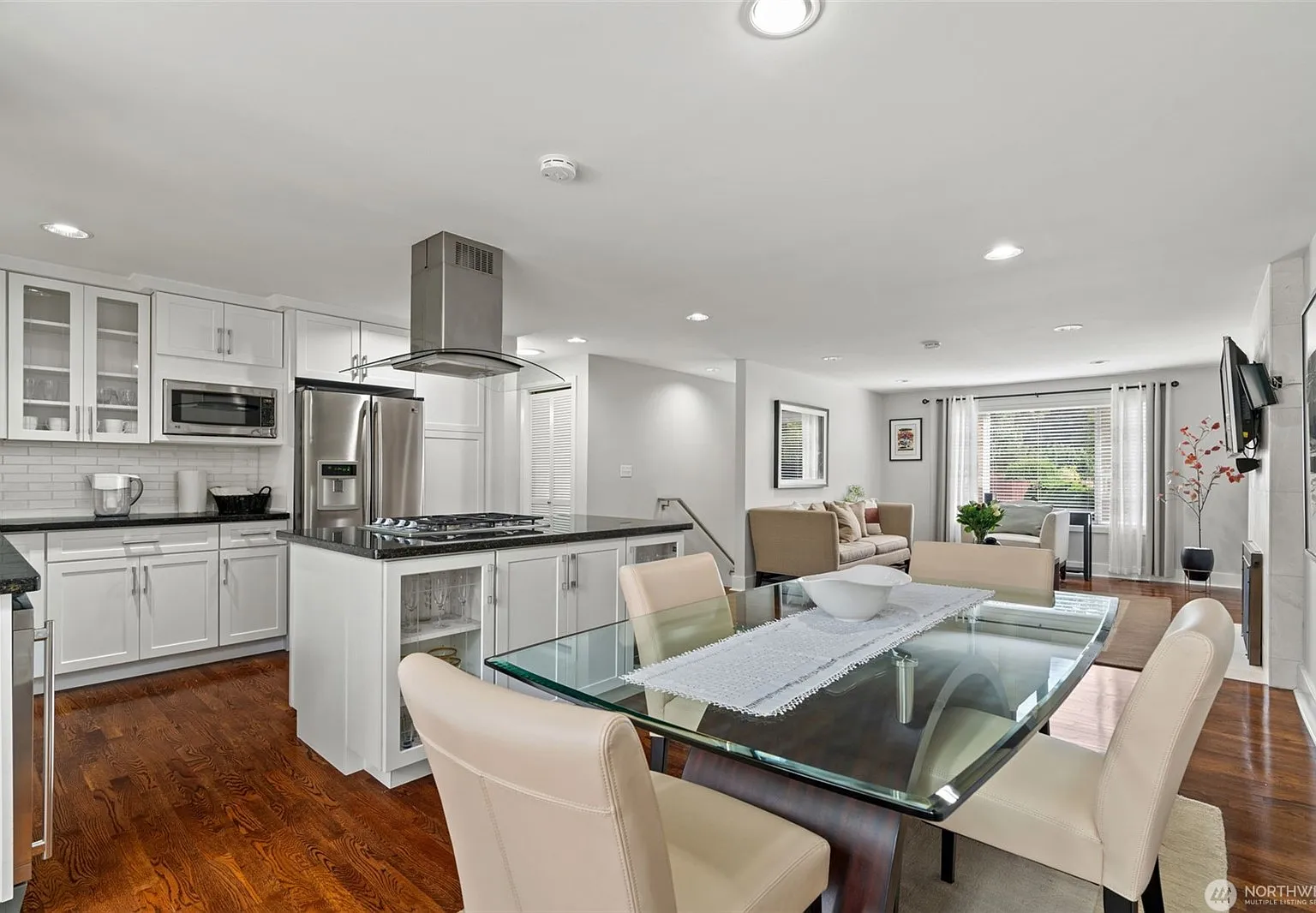 3 bed, 1350 sqft, $2,990 — Photo 3