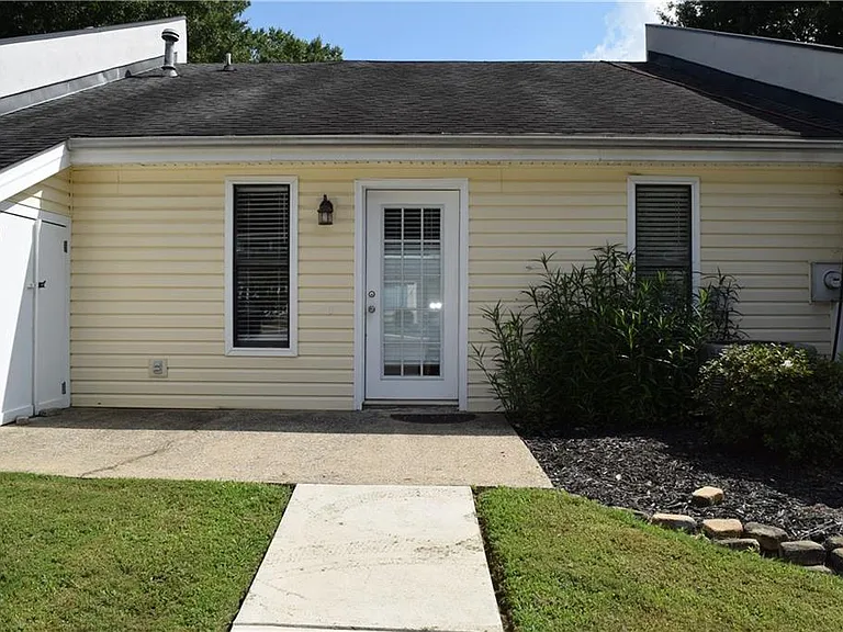 227 Goshen Ln — Photo 1