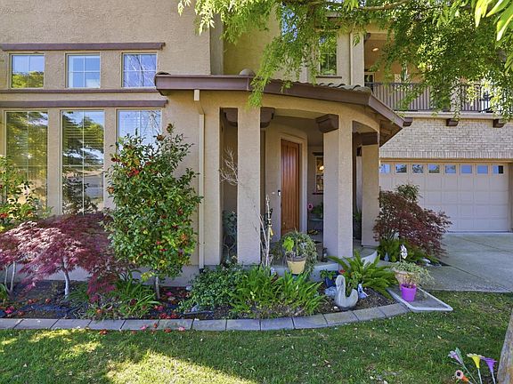 3rd image of 325 Carpenter Hill Rd