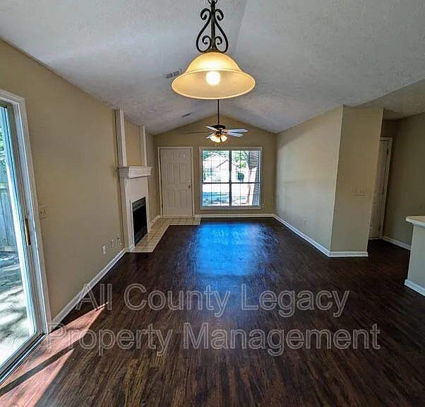 1307 Yorkshire Ln — Photo 3