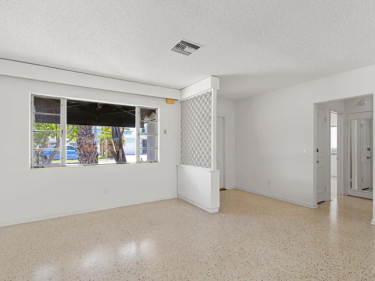 1725 N Lakeside Dr — Photo 7
