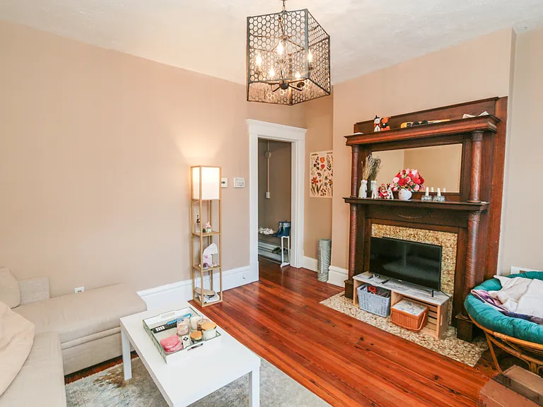 734 Kerr St — Photo 2