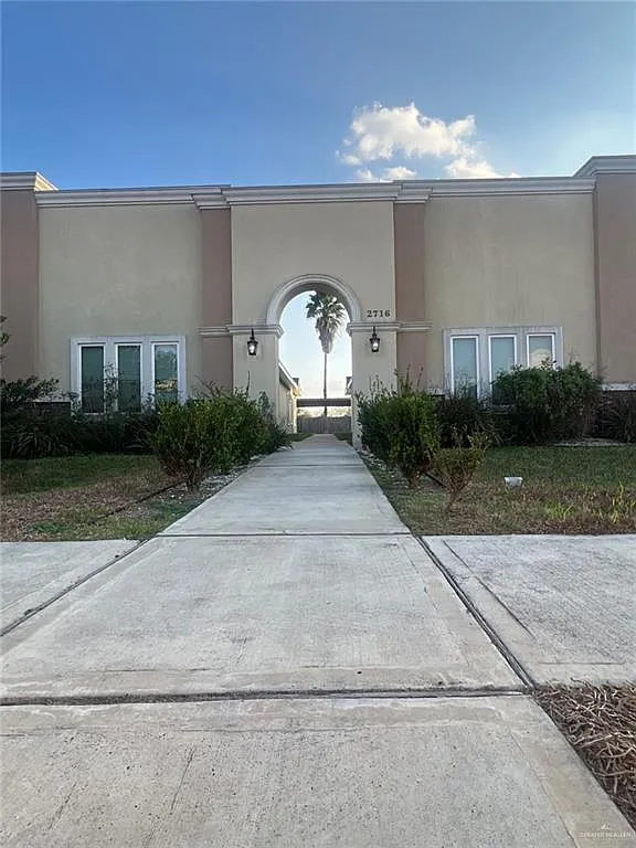 2 bed, 2.0 bath, 3780 sqft, $900 — Photo 1