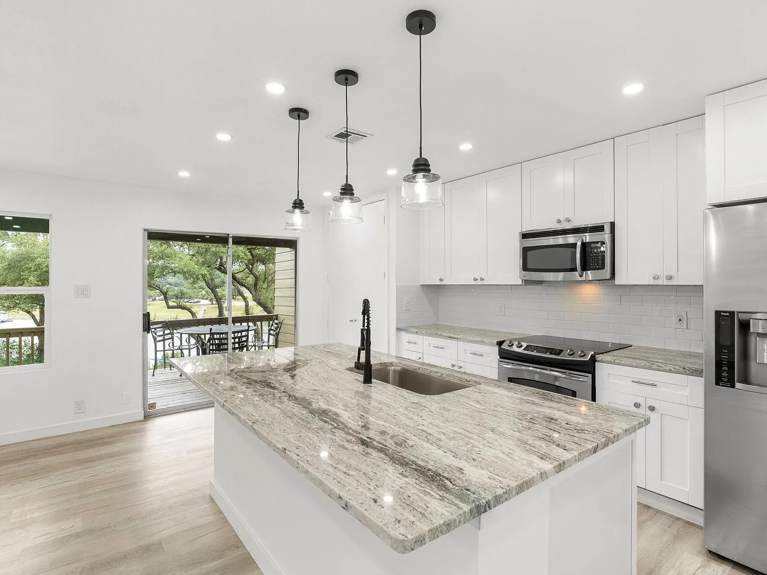 3 bed, 2.0 bath, 1650 sqft, $1,895 — Photo 4