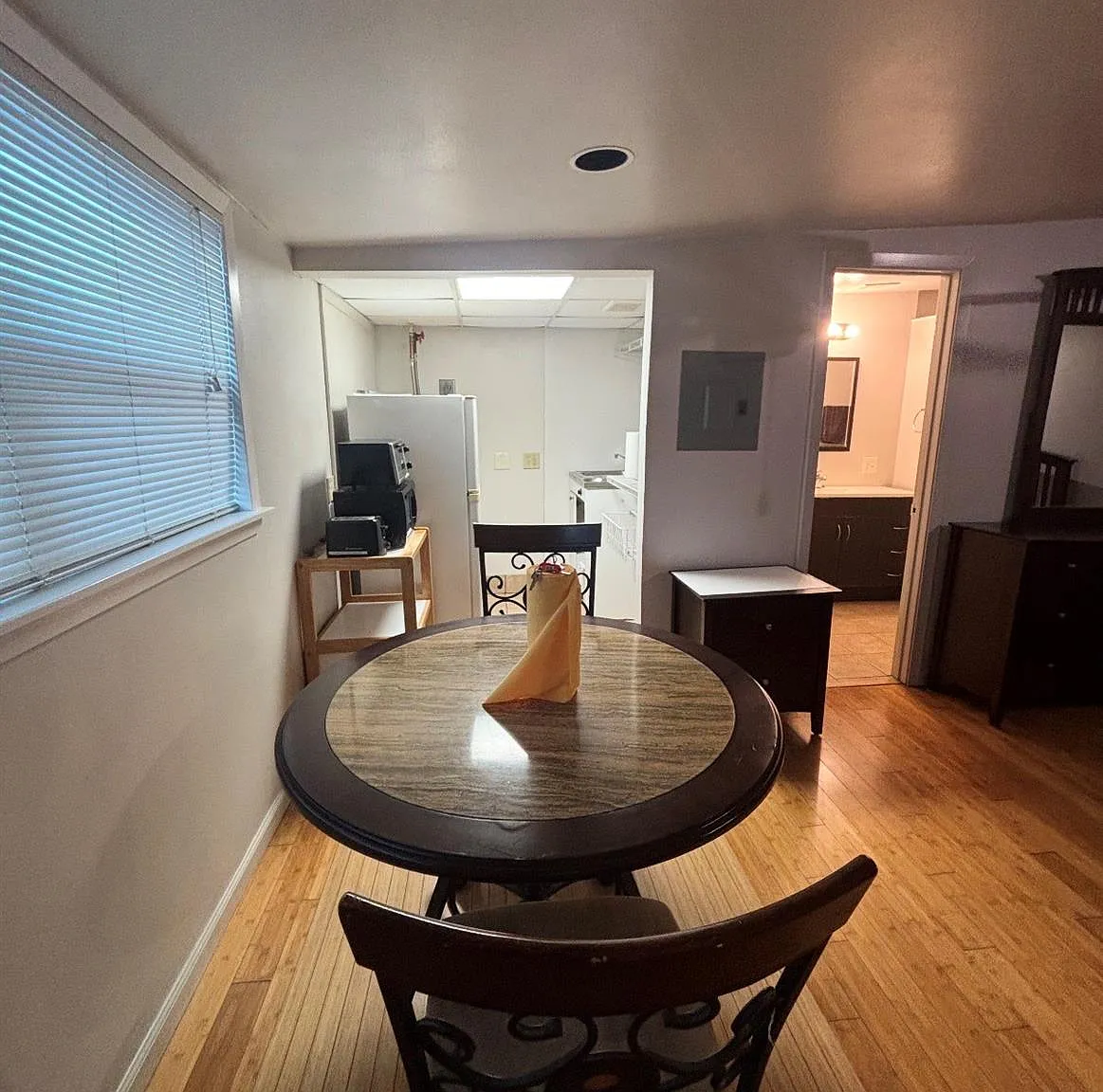 1 bed, 1.0 bath, 714 sqft, $975 — Photo 2