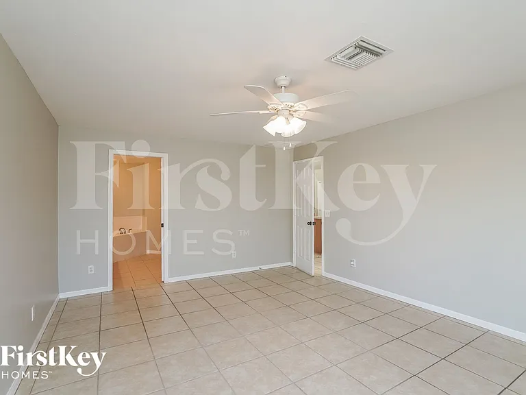 1702 NW 18th St — Photo 9
