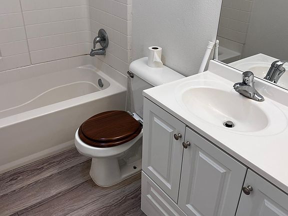 2nd image of 2520 Collier Ave APT 1