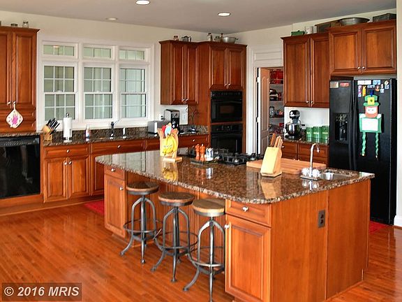 Kitchen W/Huge Center Island Breakfast Bar