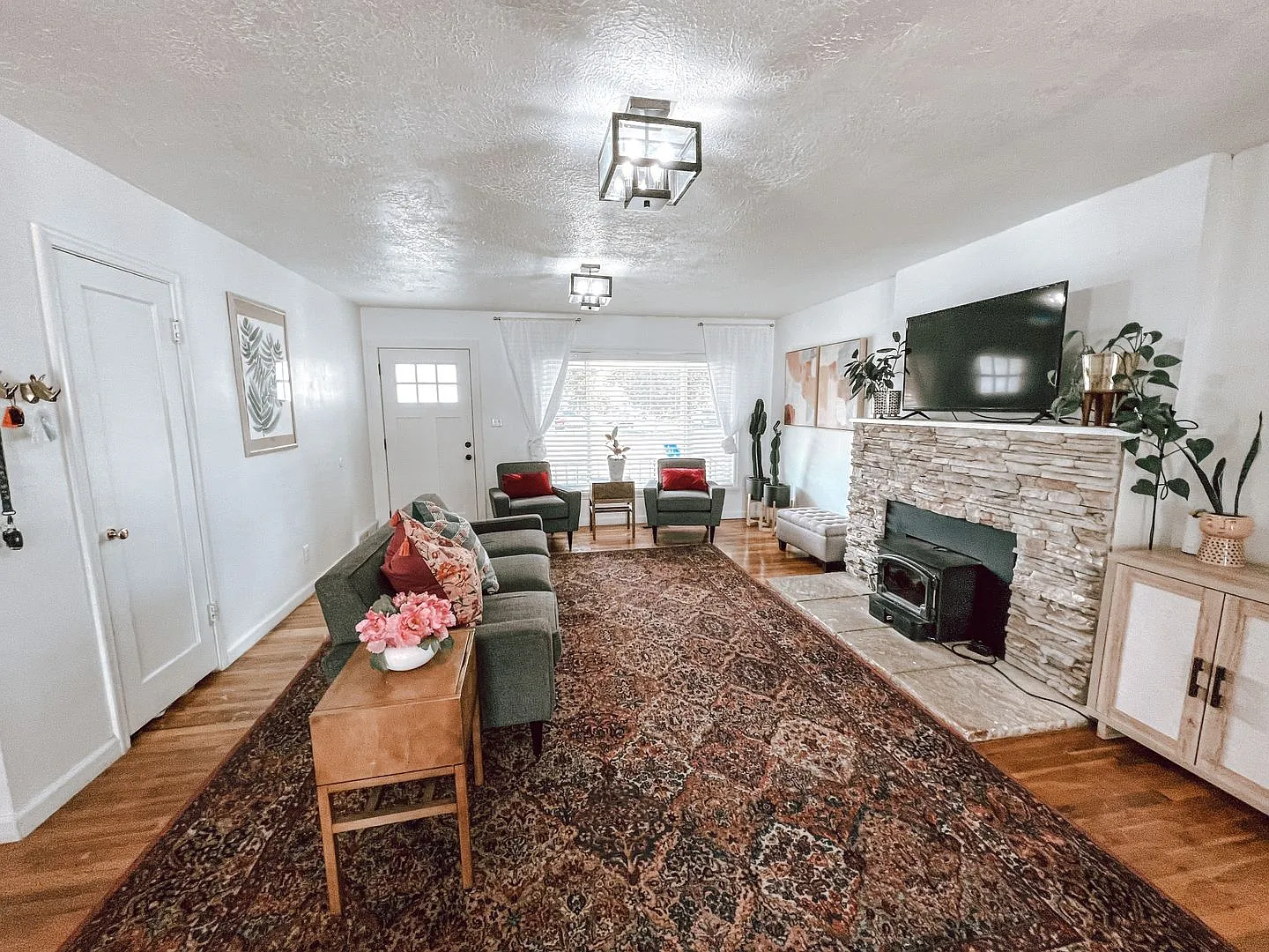 Stylish home ready for comfortable living — Photo 4