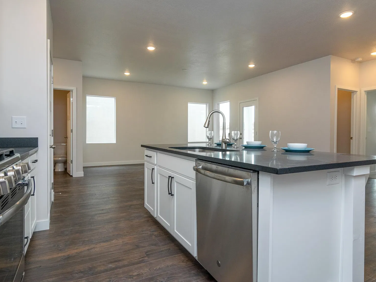 3 bed, 2.5 bath, 3259 sqft, $2,495 — Photo 3