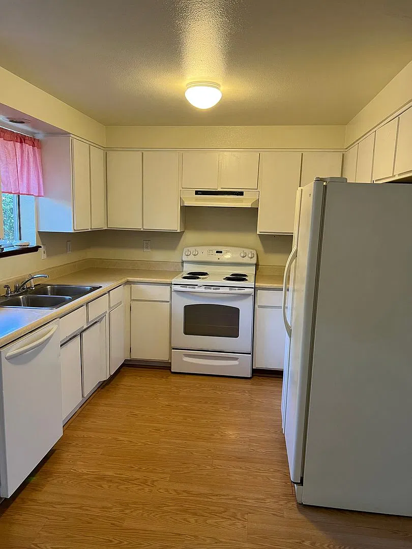 Lovely 3 bedroom 1 bath with a yard, garage & washer/dryer hookups — Photo 2