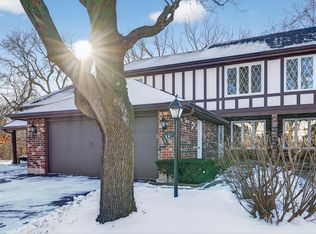 547 Woodmar Ter, Crystal Lake, IL 60014