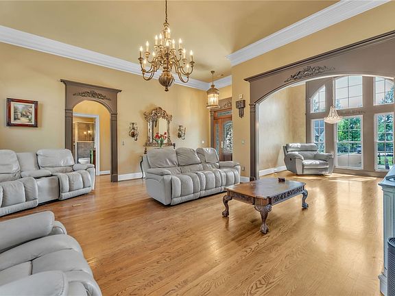4th image of 136 Buckland Dr