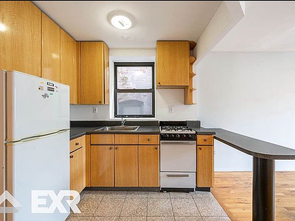 4th image of 530 W 47th St APT 4D