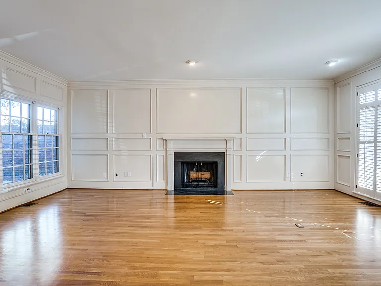 4100 Lovers Ln — Photo 8