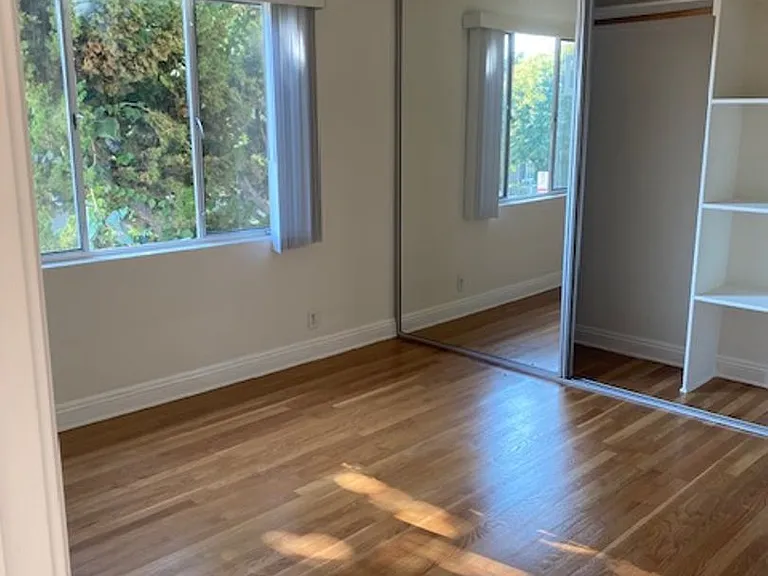 1229 N Spaulding Ave — Photo 4