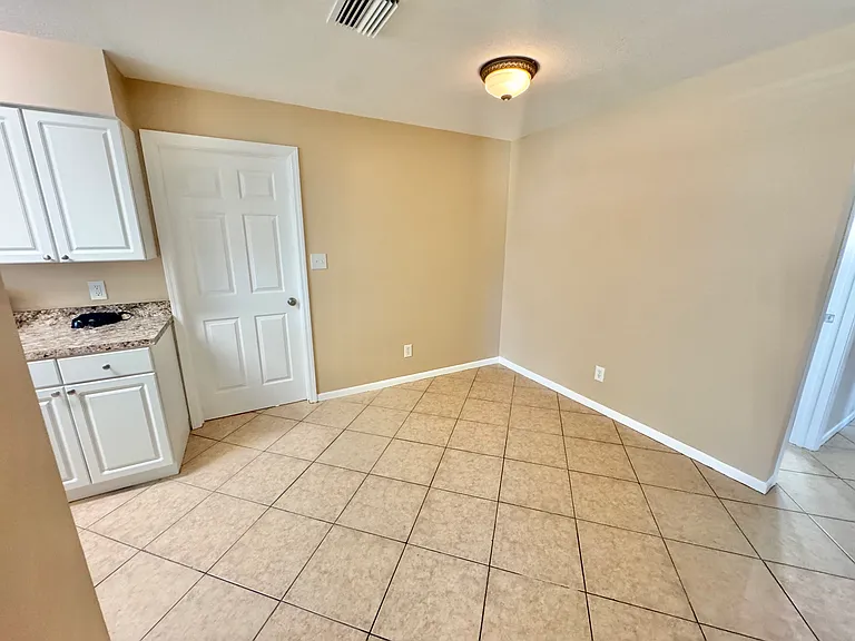 5002 Seneca Ave — Photo 7