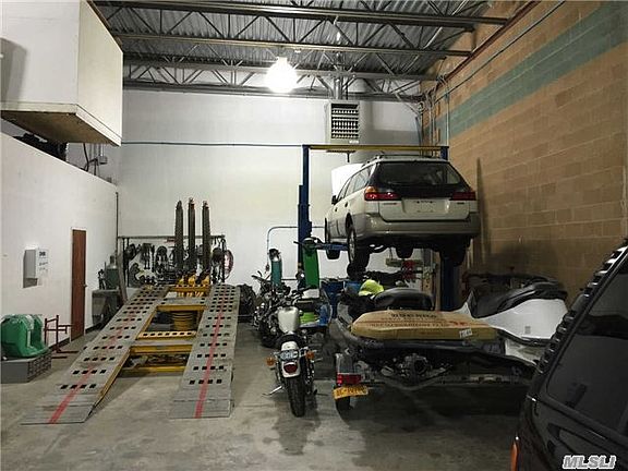 4th image of 885 Sylvan Ave