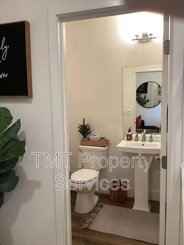 4 bed, 2.5 bath, 1945 sqft, $3,050 — Photo 4