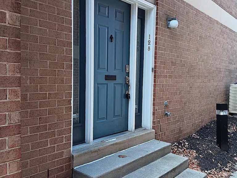 128 W Barre St #R34 — Photo 3