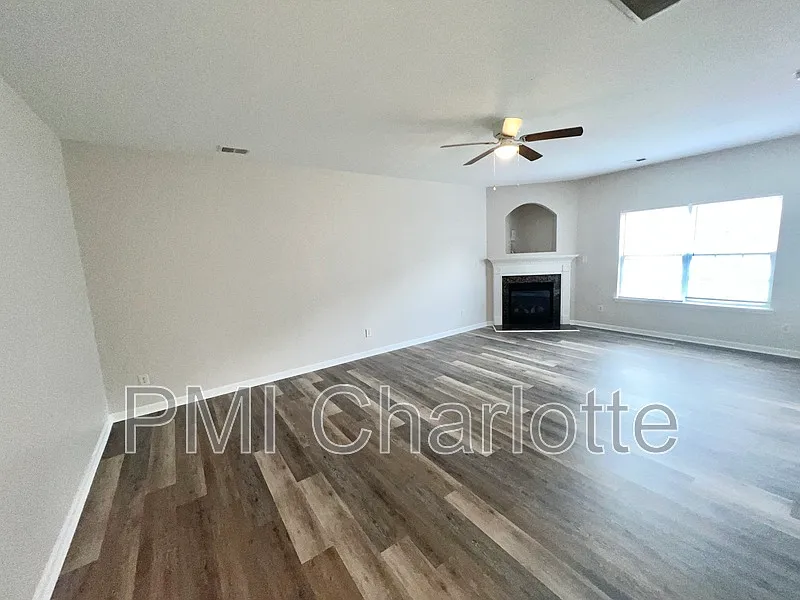 4 bed, 2.5 bath, 2256 sqft, $2,275 — Photo 4