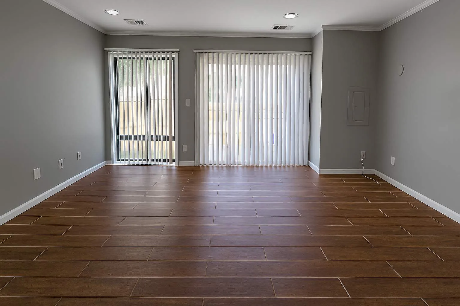 Charming 2BR TH for Rent! — Photo 3