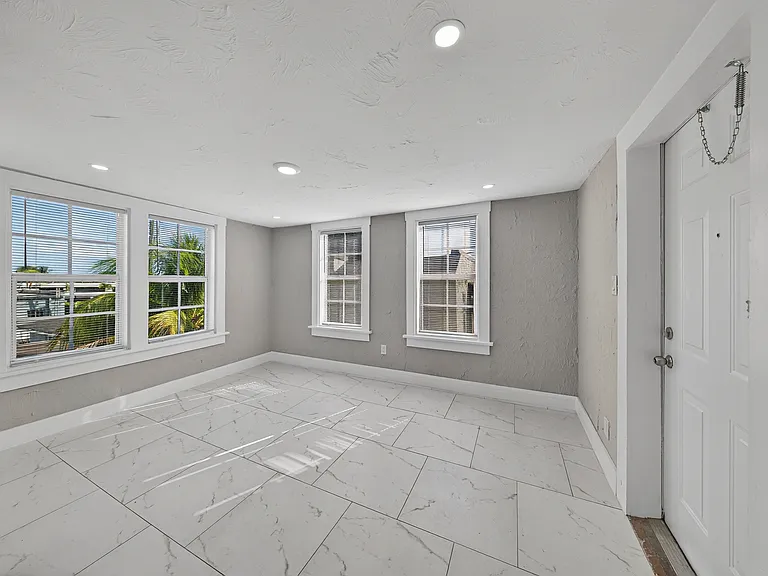 724 Bradley St — Photo 3